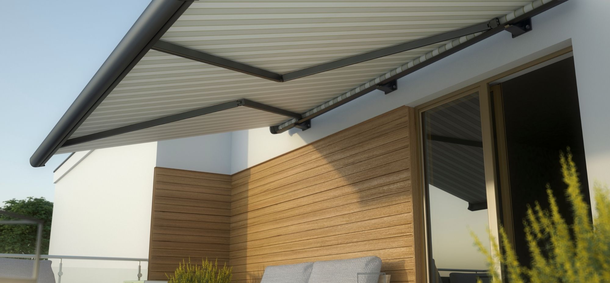 Terrasse mit ausfahrbarer Markise über Sitzbereich an Haus mit Holzverkleidung