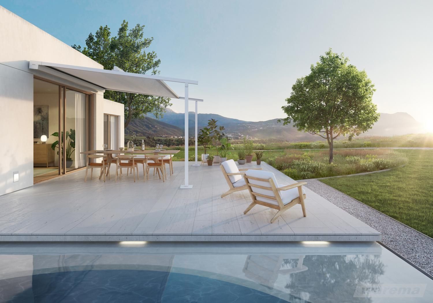 Terrasse mit ausfahrbarer Markise über Esstisch, zwei Liegestühle, Pool und Blick auf Landschaft mit Bergen